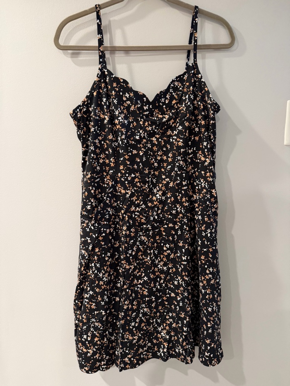 41 Hawthorn Beatriz Scallop Detail Dress with White and Tan Floral Print